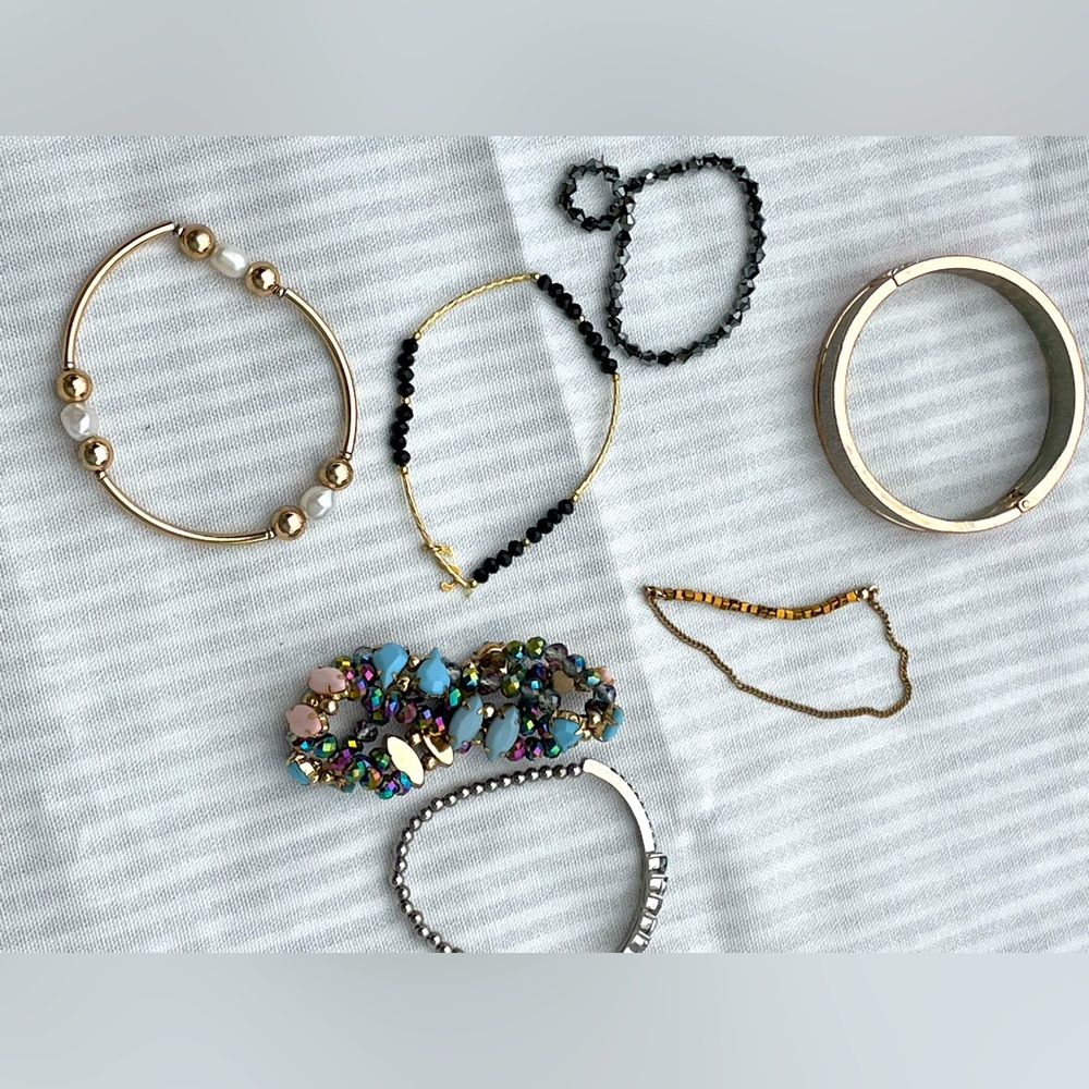 Elegant Gold and Black Beaded Bracelet Set of 7 - Picture 2 of 8